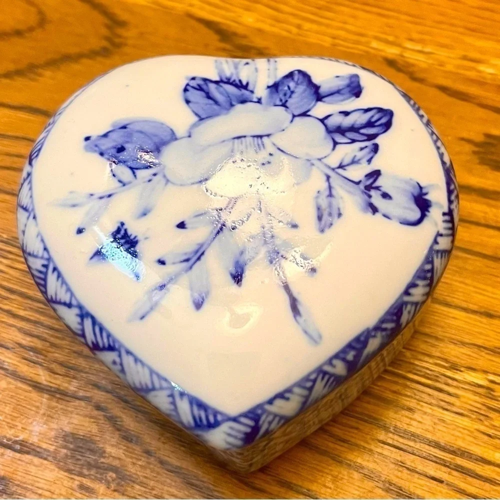 Vintage Chinoiserie Blue White Porcelain Heart Trinket Box Lotus